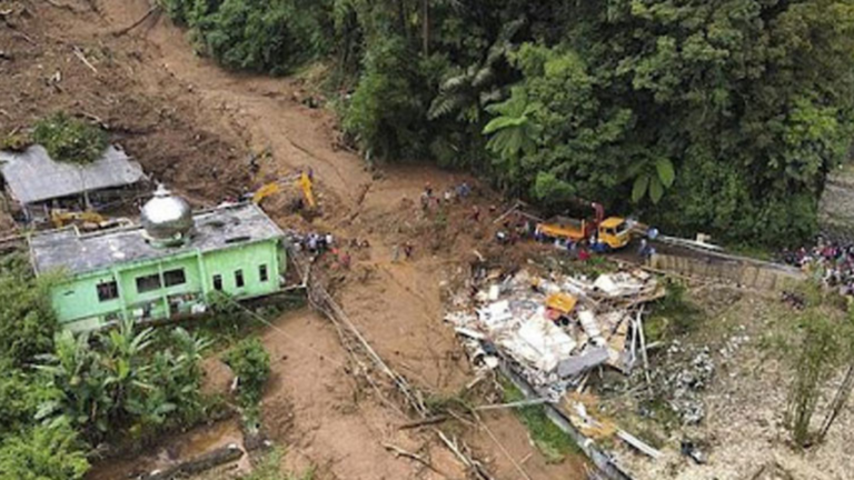 山体滑坡和山洪导致27人死亡 印尼暴雨肆虐苏门答腊