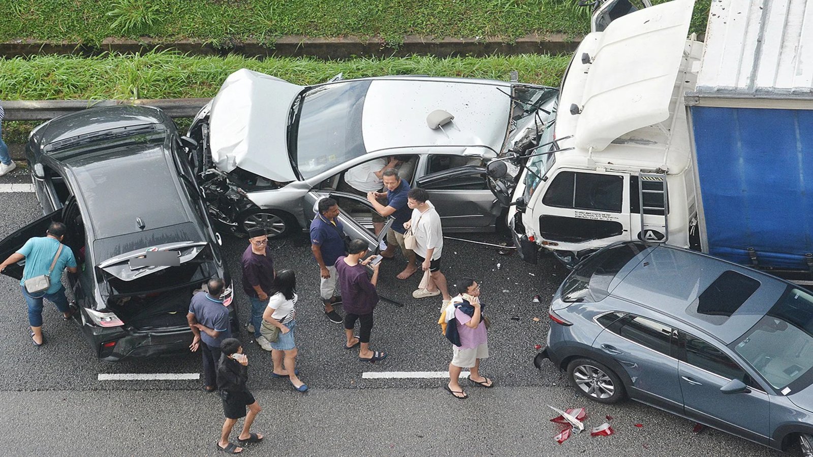 12车连环撞 雨中罗厘失控酿3伤意外