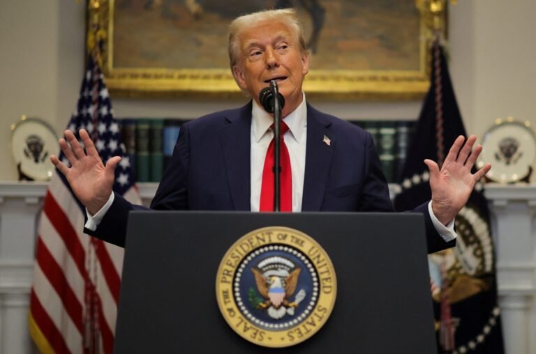 特朗普中国关税立场再转弯：从100%关税威胁到释出善意，全球市场静待中美关系2025走向