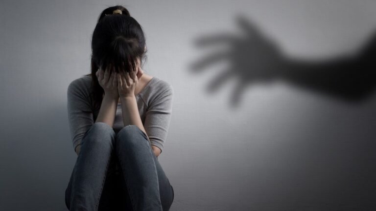 华玲校园性侵案曝光｜4名少年涉嫌轮奸与视频传播，警方严查校园暴行
