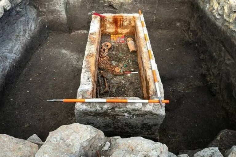 《1700 年从未被打扰的罗马石棺，被开启那一刻，全世界都屏住了呼吸》