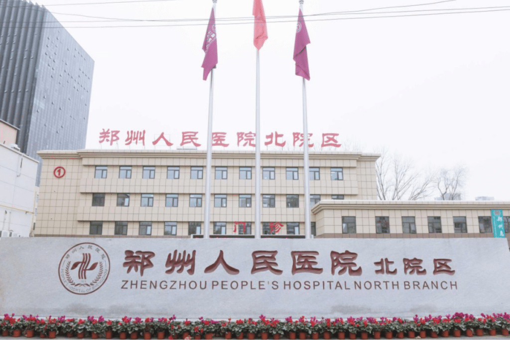 女子吃麻辣火锅