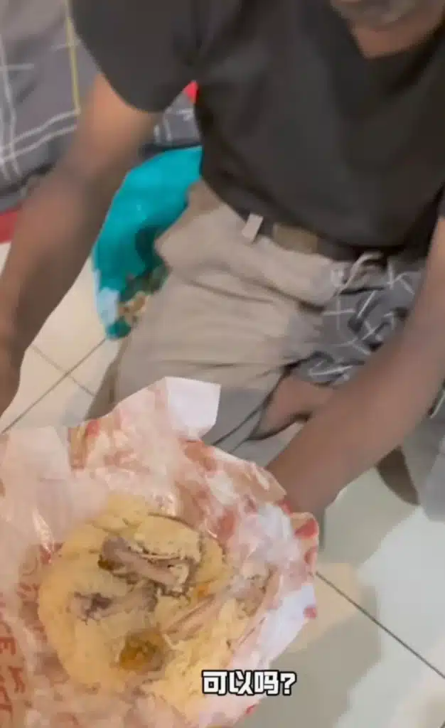网红施舍鸡骨头