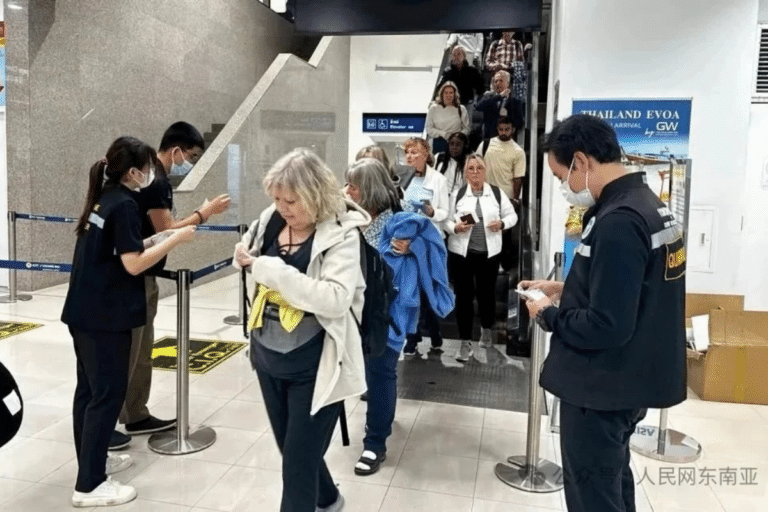 立百病毒防控下，泰国街头与机场现新常态