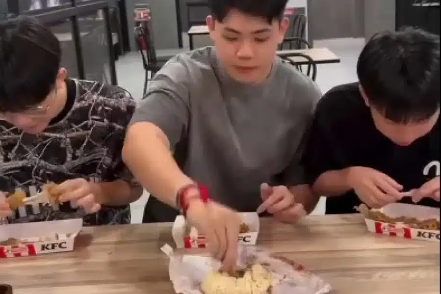 网红施舍鸡骨头