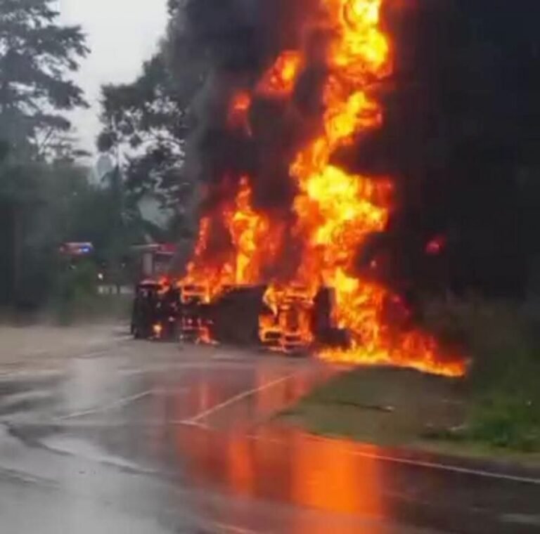 油罐车雨中失控翻覆压扁轿车，百乐路段爆炸火光冲天