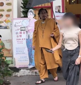 三届金像影帝黄秋生秘赴槟城开机：贺岁片《神马庙》乔治市古迹区取景，道袍木鱼造型引网民热议