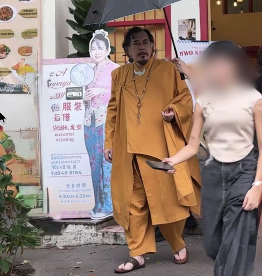 三届金像影帝黄秋生秘赴槟城开机：贺岁片《神马庙》乔治市古迹区取景，道袍木鱼造型引网民热议