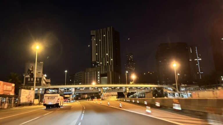 香港天文台预报：10月26日大致天晴，气温最高约30度，本周中期风势较大