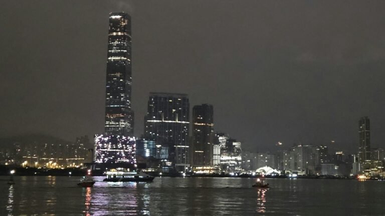 香港天文台预报：10月27日早晚间歇降雨，日间气温约30度，万圣节料天晴干燥